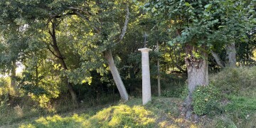 Hlavice s křížem nasazena