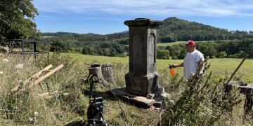 Začíná renovace podstavce