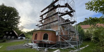 Lešení téměř postaveno